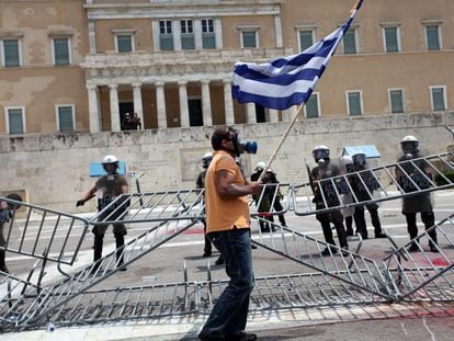 Un manifestante en Atenas durante las protestas contra las políticas de austeridad del Gobierno griego, el 29 de junio de 2011.