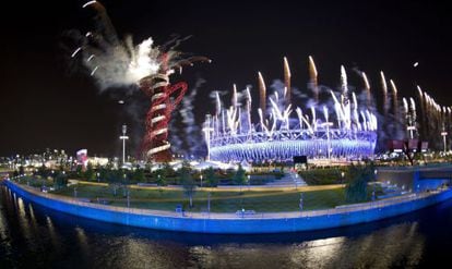 Vista del Estadio Olímpico de Londres, cubierto de fuegos artificiales, después de que se encendiese el pebetero