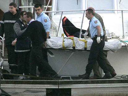 La policía francesa traslada el cadáver del tunecino Taufik el Amri, localizado en un canal de Nantes.