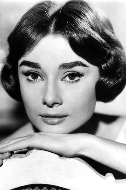 Audrey Hepburn demostró que el eyeliner negro, el LBD (vestido corto negro), los labios rojos o el pelo corto eran sus imprescindibles. Y los convirtió en los básicos de miles de mujeres más.
