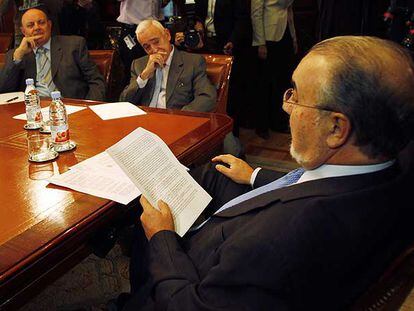 Miguel Martín, al fondo, escucha al ministro de Economía, Pedro Solbes, en un reciente encuentro.
