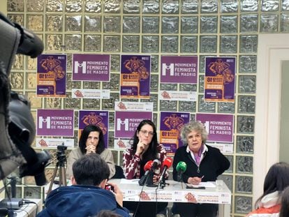 De izquierda a derecha las portavoces del Movimiento Feminista de Madrid Ana Blas, Jana Bravo y Lola Venegas, el jueves 2 de marzo de 2023 en una rueda de prensa en Madrid.