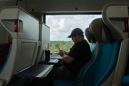 A passenger aboard the Mayan Train during its inaugural journey, this Friday.