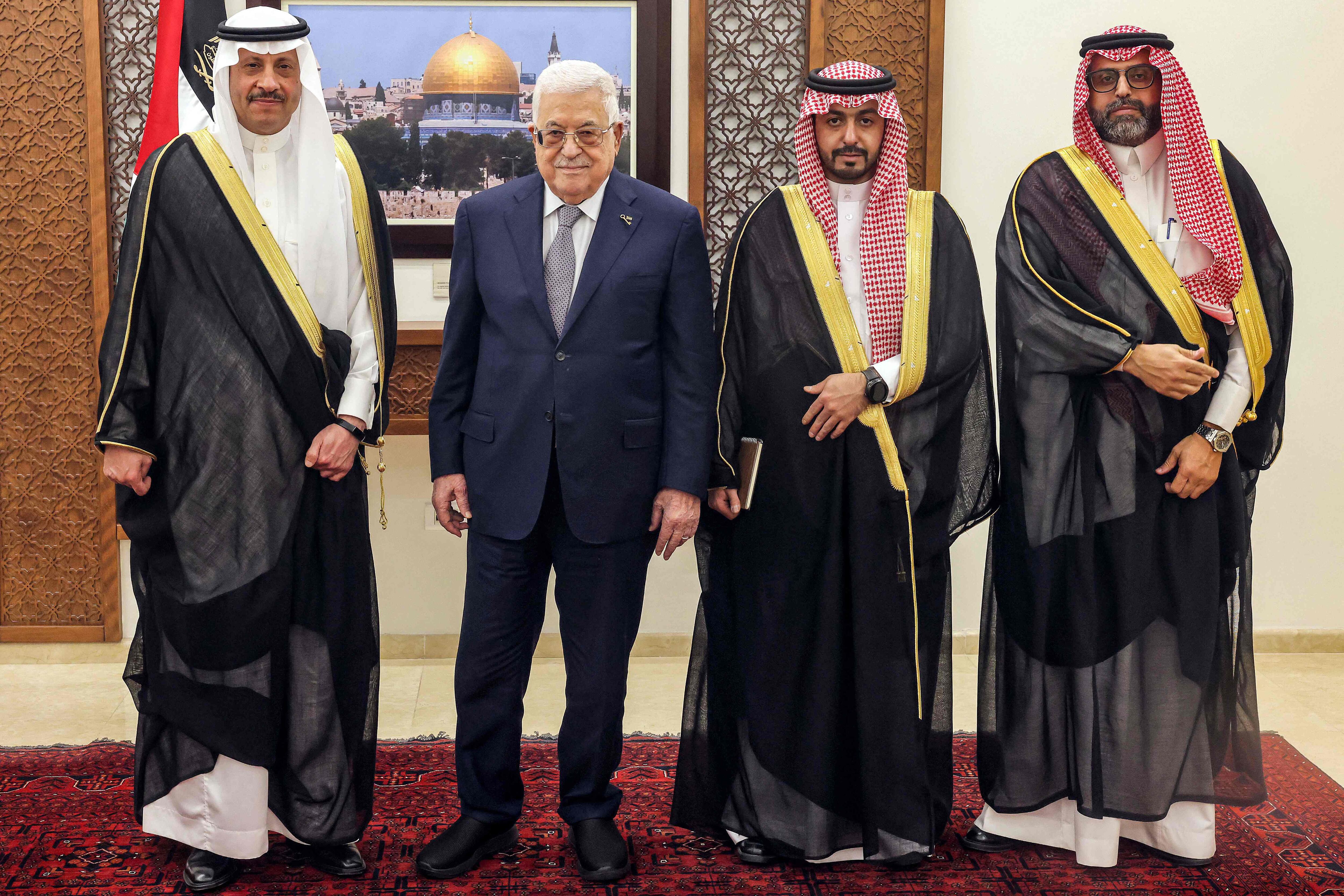 El presidente palestino, Mahmud Abás (tercero por la izquierda) durante la entrega de credenciales del embajador saudí, Nayef Al-Sudairi (izquierda), en Ramala. 