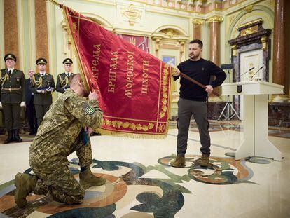 Volodímir Zelenski, durante el evento con el ejército ucranio con motivo del Día de las Fuerzas Armadas, este miércoles en Kiev.