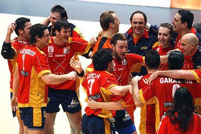 Los jugadores españoles se abrazan en la pista tras su victoria sobre los tunecinos, los anfitriones del torneo.