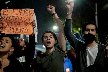 Jóvenes gritan “López Obrador, pareces Calderón”, durante la manifestación de la noche del martes.