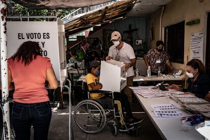 Electores votan en Monterrey, Nuevo León, este domingo.