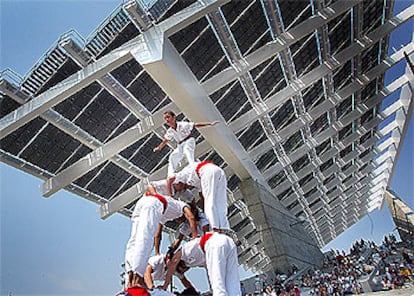 Una agrupación de <i>falcons</i> realizó su exhibición bajo la gran placa fotovoltaica del Fórum.