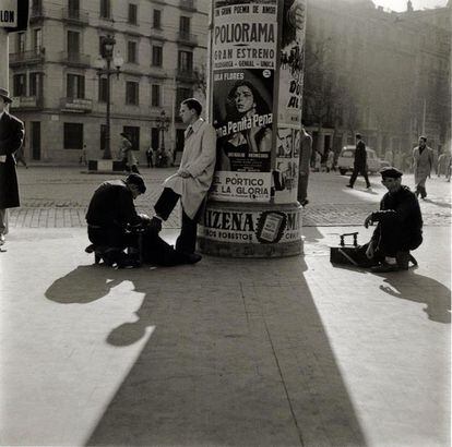 Escena de limpiabotas en la Gran Vía de Barcelona (1954).