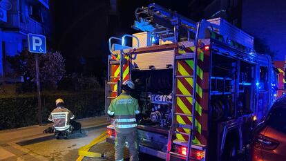 Un camión de bomberos del Ayuntamiento de Alcorcón, anoche durante las labores de extinción del incendio.