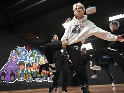 La banda de K-Pop Blitzers ensaya una de sus actuaciones en Seúl, en abril de 2019 (Jung Yeon-je / AFP).