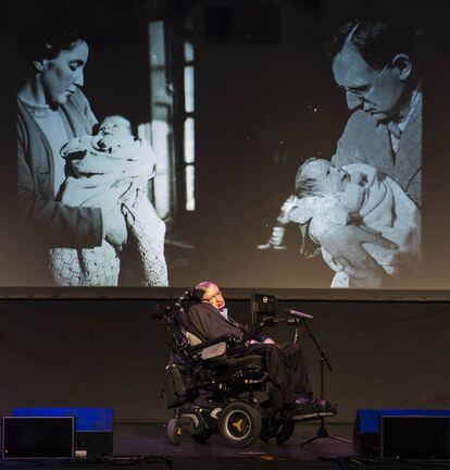 Stephen Hawking, frente a dos fotos en brazos de su madre y su padre.