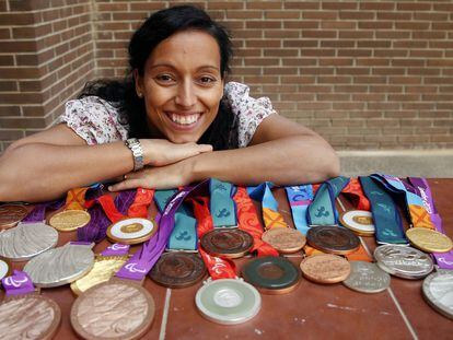 La nadadora paralímpica española Teresa Perales posa con sus 22 de sus 26 medallas ganadas durante los Juegos Paralímpicos, en septiembre de 2012.