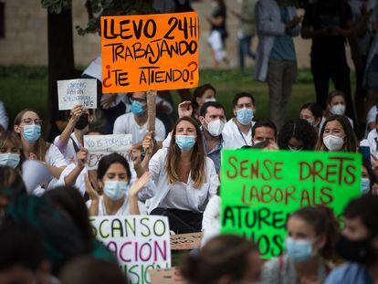Médicos Internos Residentes (MIR) se han manifestado frente al Departamento de Salud en Barcelona, el pasado 21 de septiembre.