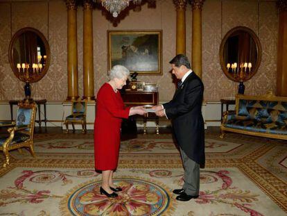 El embajador espa&ntilde;ol en Reino Unido, Federico Trillo, en audiencia privada con la reina Isabel II, en el palacio de Buckingham, el pasado 23 de octubre.