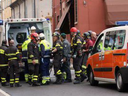 Una ambulancia atiende a un herido de uno de los terremotos de Módena (Italia).