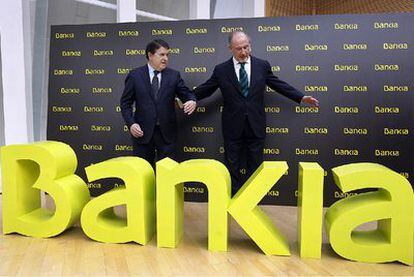 José Luis Olivas (izquierda) y Rodrigo Rato, en la presentación de Bankia, en marzo pasado.