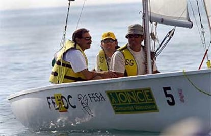 Un equipo de invidentes en uno de los barcos que participaron en el campeonato de vela de Burriana.