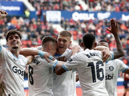 El centrocampista ucraniano del Girona, Viktor Tsygankov, (segundo por la derecha) celebra con sus compañeros el gol marcado a Osasuna.