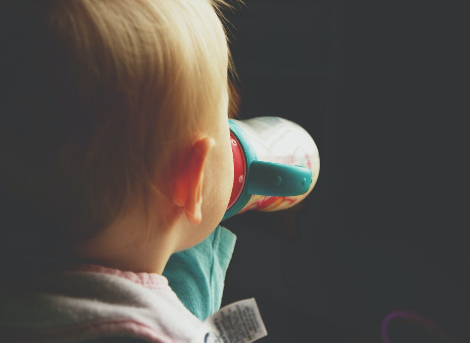 Un niño bebé leche.