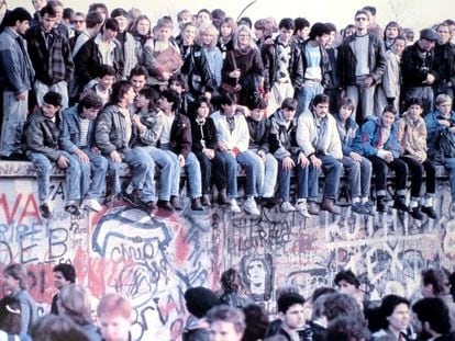 Jóvenes con vaqueros, durante la caída del muro de Berlín, en 1989.