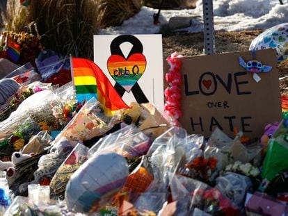 Flores y recuerdos en memoria de las víctimas del Club Q de Colorado Springs, en una imagen del martes.