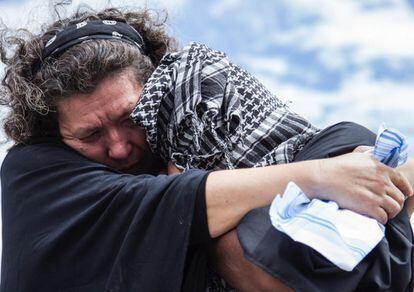 El Movimiento de las Mantas Negras ha nacido en medio del llanto de mujeres y los hombres wayúu y 'arijuna' (palabra empleada por esta etnia para referirse a una persona no indígena) y ha honrado y reconocido a los miles de niños fallecidos por hambre y otras causas evitables.