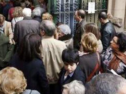 Decenas de personas se agolpan para votar en un colegio electoral del centro de Barcelona durante los comicios catalanes marcados por la alta participación, la más alta de las últimas ocho convocatorias autonómicas.