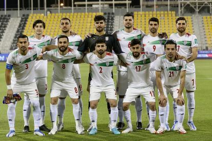 El equipo de Irán posa antes de un partido.