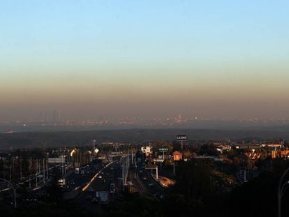 Vista de la nube de contaminación sobre Madrid desde Torrelodones.