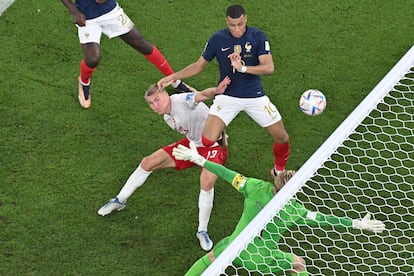 Kylian Mbappe, marcando el gol de la victoria frente a Dinamarca.