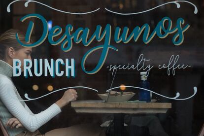 Una cliente consulta su ordenador en Mamúa Café Bar, en el centro de Madrid.