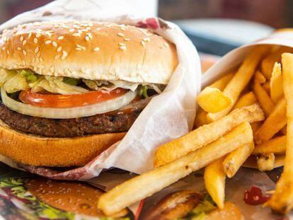 Un Impossible Whopper en una bandeja del Burger King, en Richmond Heights, Misuri. En vídeo, anuncio de la nueva hamburguesa de Burger King.