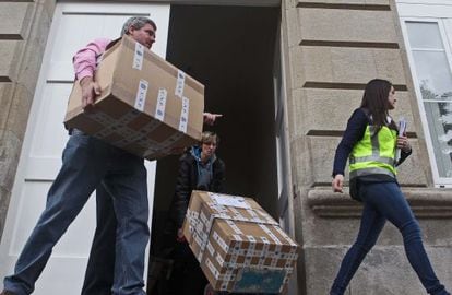 Agentes requisan expedientes de obras en la Diputación de Pontevedra en febrero pasado.