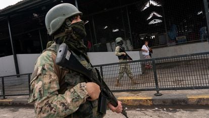 Un grupo de militares realiza un recorrido en los interiores del Mercado Municipal Caraguay, en el sur de Guayaquil.