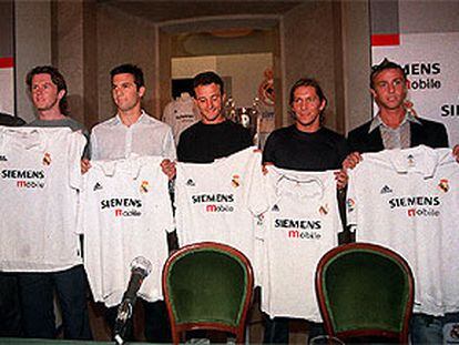 McManaman, Solari, César, Michel Salgado y Cambiasso, con la nueva camiseta del Madrid.