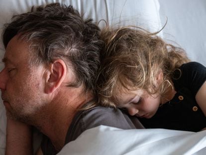 A la hora de dormir, de lo que se trata es de ir poco a poco adaptándonos, el niño y el adulto, a los ritmos de sueño y las necesidades.