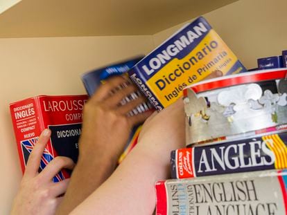 Alumnos de un colegio público de Barcelona cogen diccionarios en una clase de inglés.