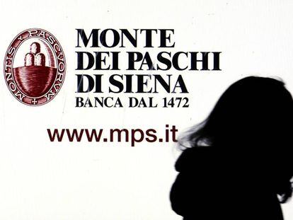 Una ventana del Monte dei Paschi di Siena en el centro de Mil&aacute;n, Italia.
