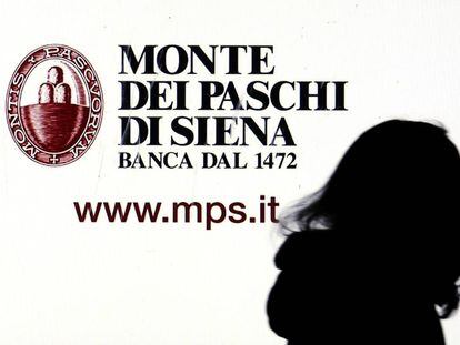 Una ventana del Monte dei Paschi di Siena en el centro de Mil&aacute;n, Italia.