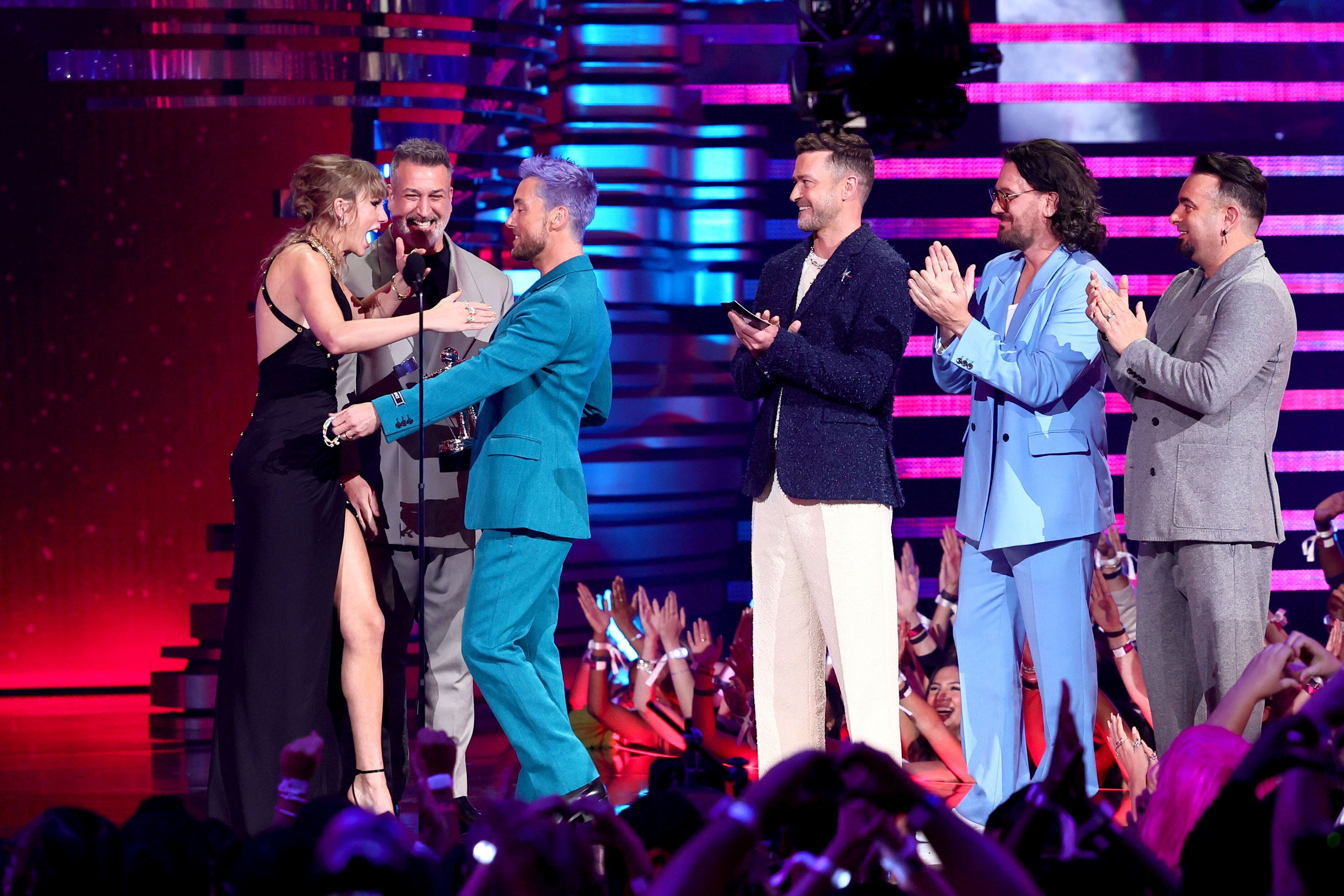 Taylor Swift recibe el premio a Mejor Canción Pop de manos de los miembros de NSYNC, reunidos en el escenario por primera vez en una década.