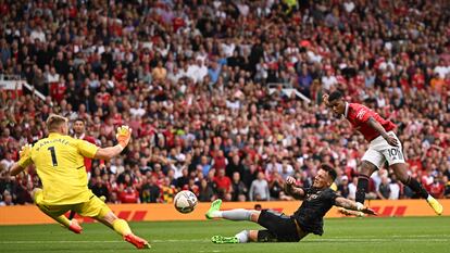 Marcus Rashford anota el segundo gol del Manchester United en el partido contra el Arsenal, el domingo en Old Trafford.