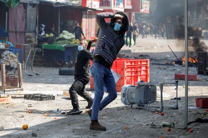 Dos jóvenes se enfrentan a las fuerzas israelíes en las calles de la ciudad de Nablus.