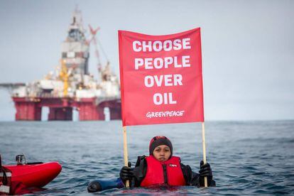 Joanna Sustento, una refugiada climática de Filipinas, protesta por las perforaciones petroleras en el Mar de Barents.