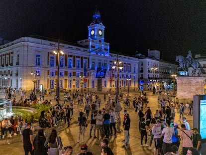 Decenas de personas en la Puerta del Sol de Madrid, pasadas las doce de la noche del sábado.