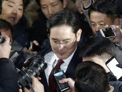 El vicepresidente de Samsung Electronics, Lee Jae-yong, sale de la oficina del fiscal este viernes, tras declarar durante 22 horas.