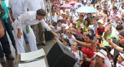 Laura Chinchilla saluda a sus seguidores en Nicoya.