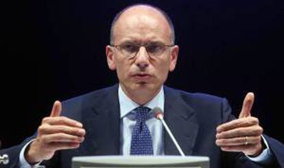 El primer ministro italiano, Enrico Letta, aseguró hoy que el hecho de que la prima de riesgo de España siga cayendo hasta quedar por debajo de la de Italia se debe a que los inversores ven que el Gobierno español, que preside Mariano Rajoy, es "estable". EFE/Archivo