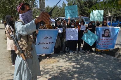 Un talibán vigila a un grupo de mujeres durante una protesta contra Pakistán en Kabul, este miércoles.